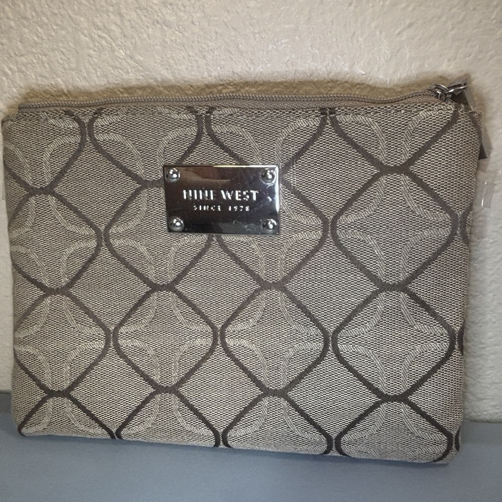 Nine West Beige Tan‎ Geometric Pattern Cosmetic Toiletries Bag Zip Silver Clean